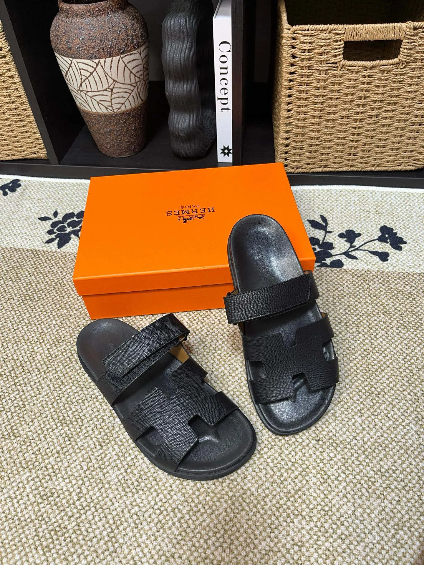 P300 Long-term stock Hermes men’s Kazimir slippers for couples - top quality woven calfskin functional sandals with intertwined uppers inspired by the “H” iconic pattern to create a casual look, perfect for summer. Imported cowhide + cowhide lining + TUP outsole Size: 35-46